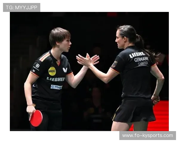 德国女子团体追逐赛选手在决赛中获得铜牌，德国女子单打